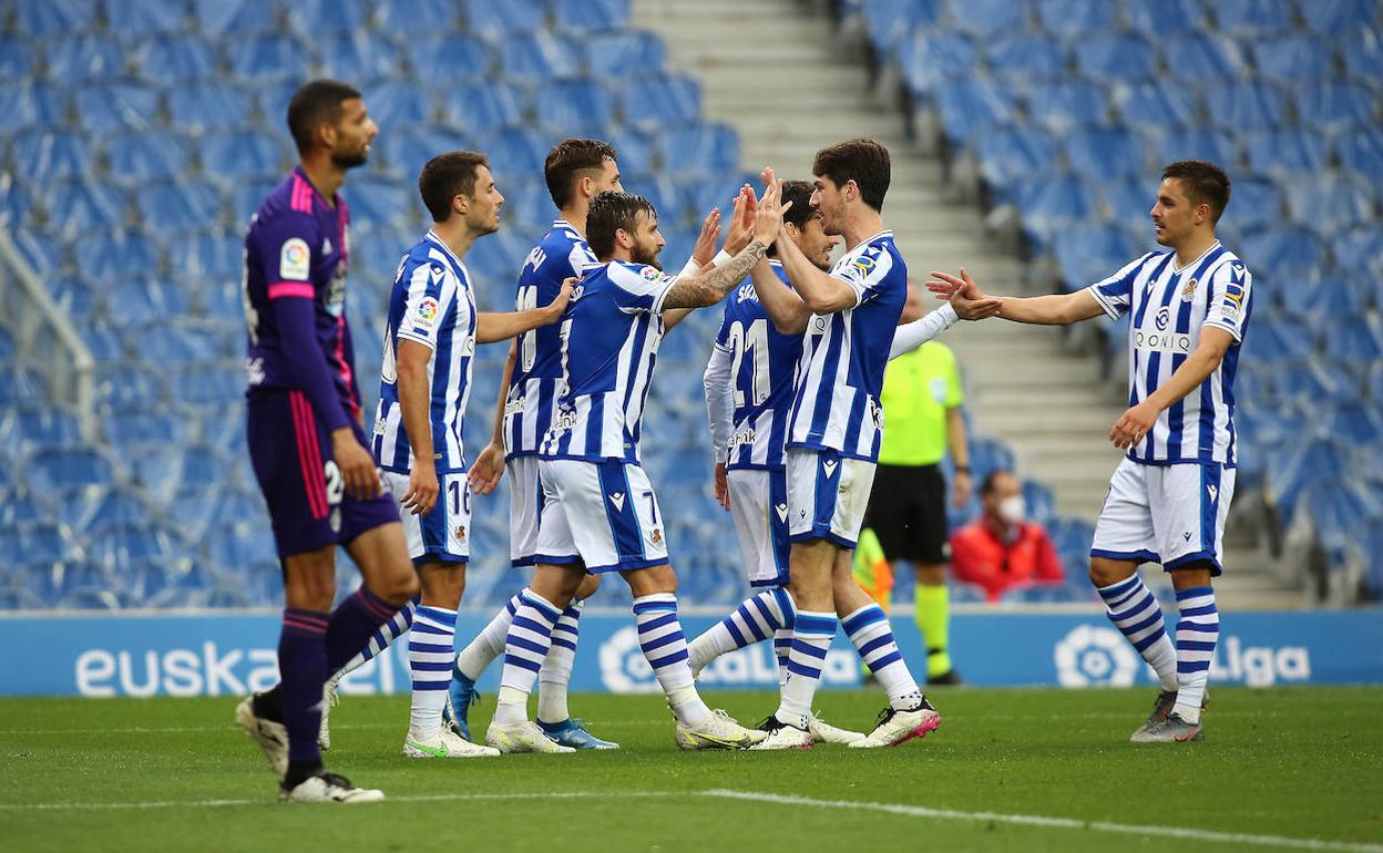 Los jugadores de la Real celebran uno de sus goles ante el Valladolid. 