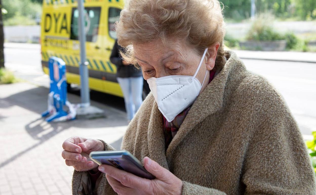 Móviles: Solo cuatro de cada diez mayores de 65 años en Euskadi usa internet
