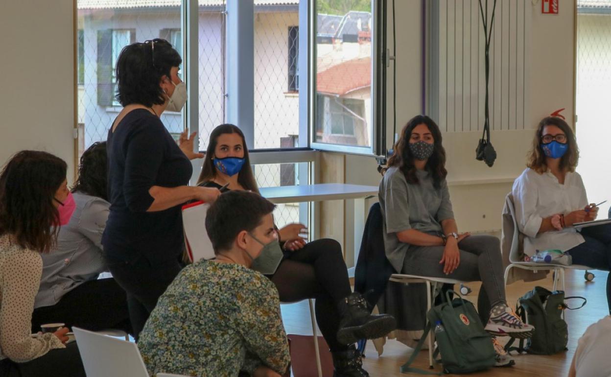 Grupo de profesores catalanes que acudieron a visitar la facultad de Humanidades y Ciencias de la Educación. 