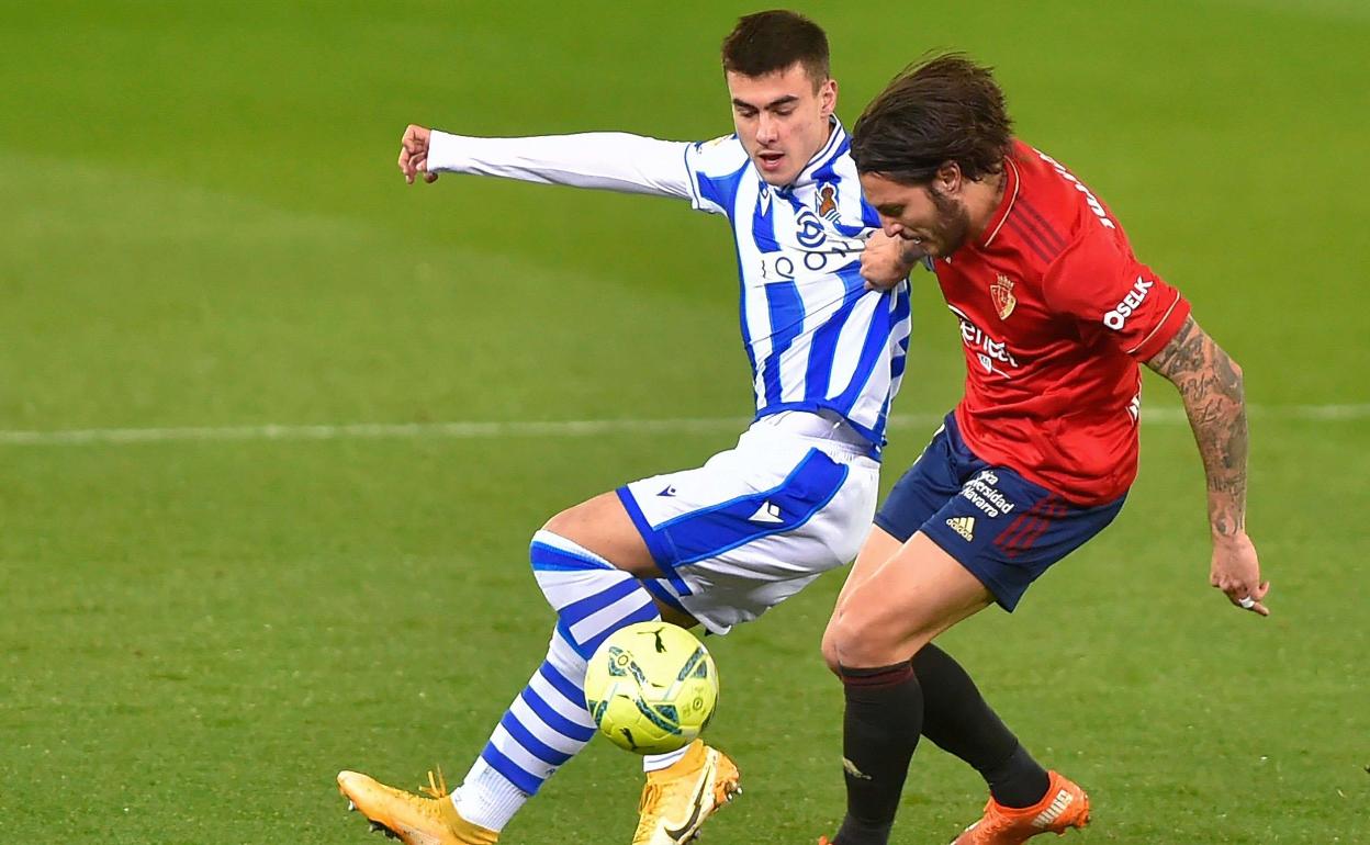 Barrenetxea y Juan Cruz disputan un balón.