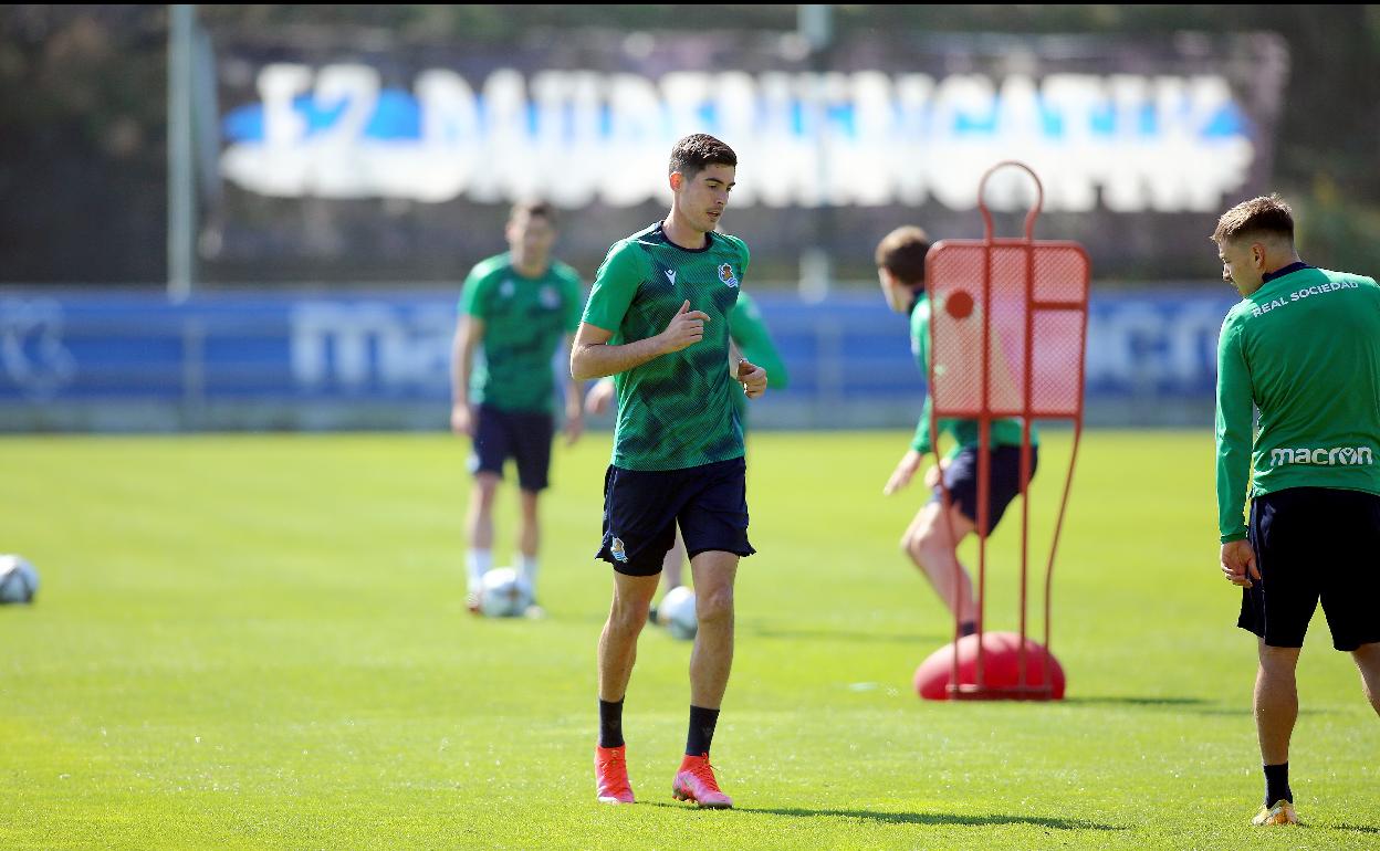 Carlos Férnandez, junto a Andoni Gorosabel, durante un entrenamiento en Zubieta.