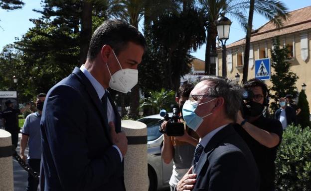 El presidente del Gobierno Pedro Sanchez saluda a Juan Jesus Vivas, presidente de Cueta. 