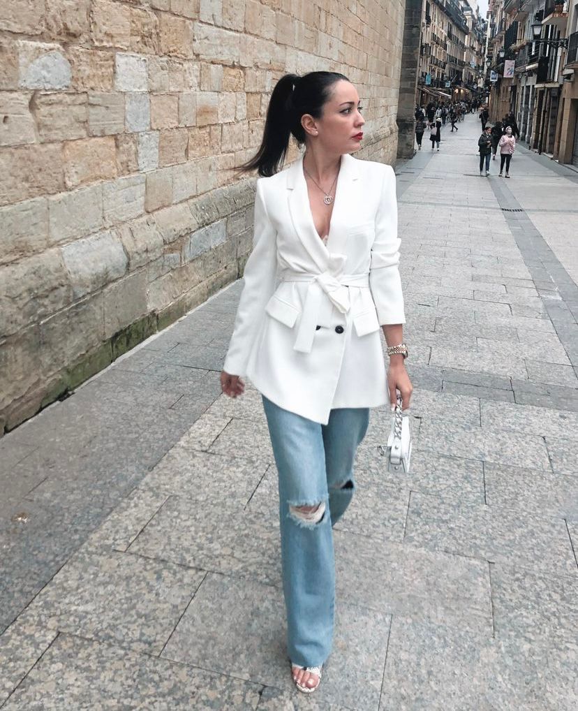 Una de las cosas que más nos gustan de todas las Semanas de la Moda es analizar los estilismos de las invitadas. Los looks ‘street’ de las pasarelas se ha vuelto un clásico en los que buscamos inspiración para el resto del año. El último San Sebastián Moda Festival nos ha dejado todo tipo de estilismos; desde los más clásicos y minimalistas a los más rompedores y excéntricos. Los cuadros, los ‘mini bags’; las ‘blazers’ de todos los estilos, tamaños, colores y ‘prints’, o las botas de agua son los ‘must have’ más recurrentes que hemos apreciado en los looks de las ‘influencers’ en el Festival de la Moda de San Sebastián