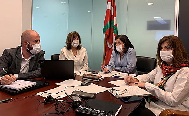 Beatriz Artolazabal, segunda por la derecha, en la reunión mantenida este miércoles con el Gobierno central.