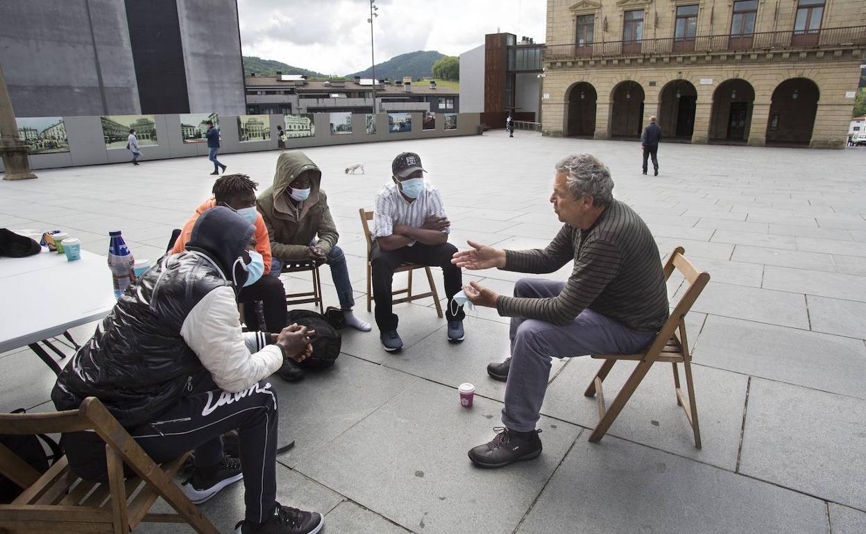 «Nosotros entramos por Canarias, es mejor que hacerlo por Ceuta»