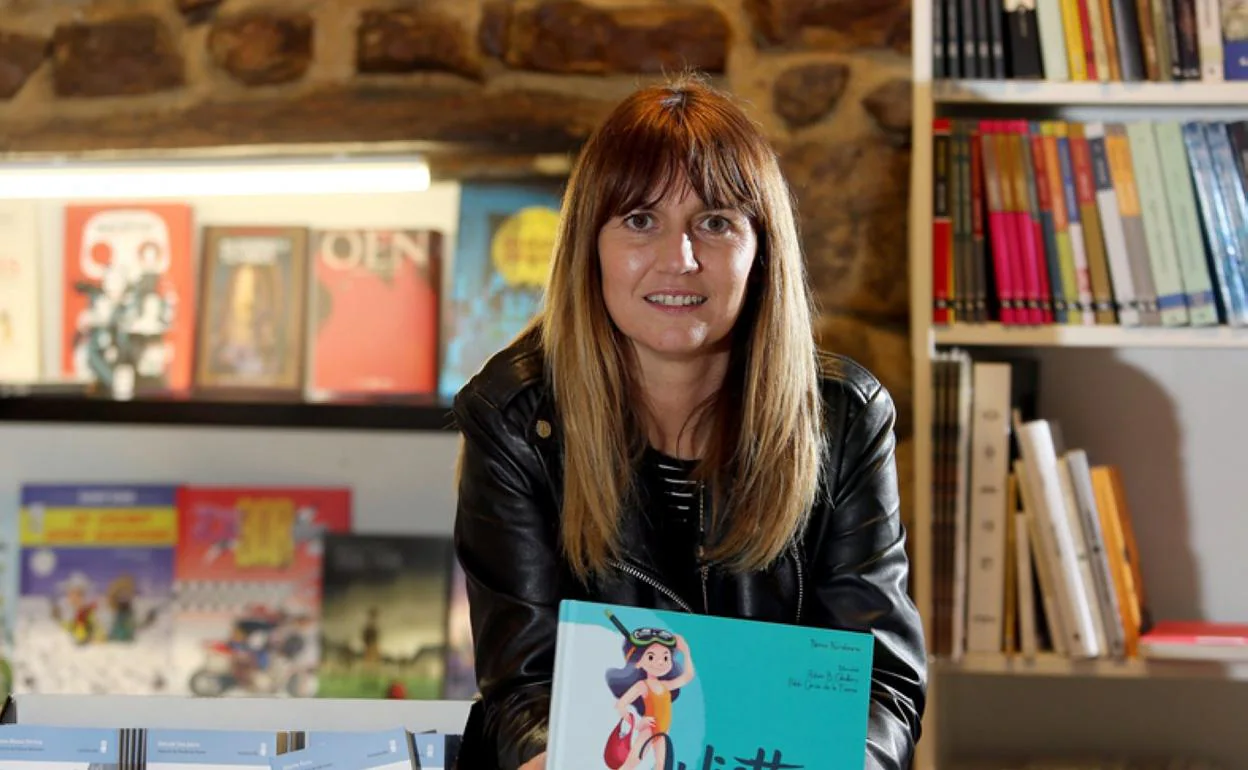 Nerea Kortabitarte posa junto a su nuevo libro. 