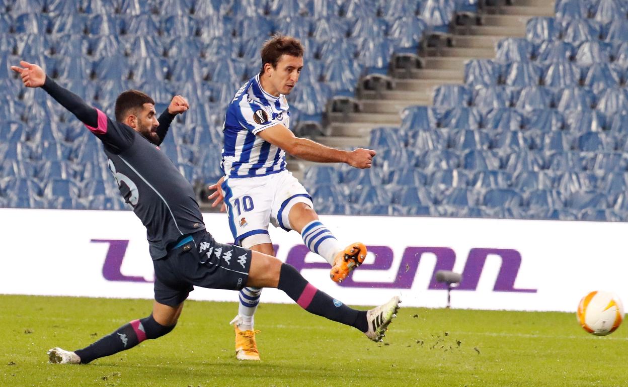 Oyarzabal remata a gol ante la oposición deldefensa del Náploes Maksimovic.