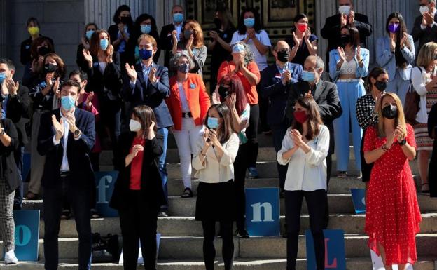 La ministra de Derechos Sociales, Ione Belarra, rodeada de diputados que han formado con letras la frase «La infancia por Ley» 