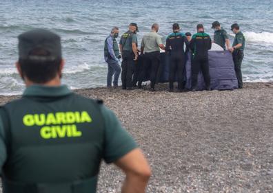 Imagen secundaria 1 - Hallan un cadáver en el mar junto a la frontera de El Tarajal