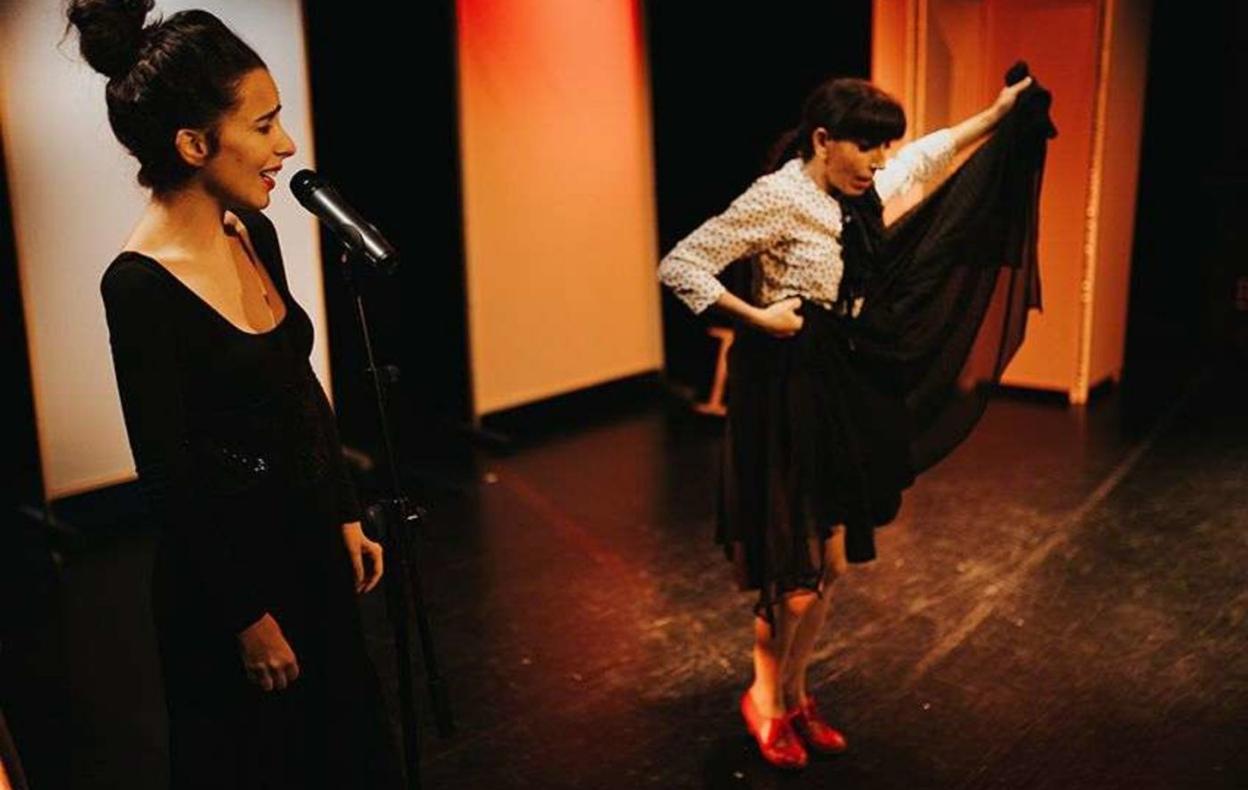 Un momento del espectáculo 'Gorria' que llegará esta tarde con Miren Amuriza y Askoa Etxebarrieta, 'La Pulga', al escenario del Leidor. 