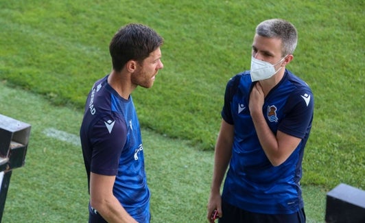 Xabi Alonso charla con Erik Bretos durante la sesión. 