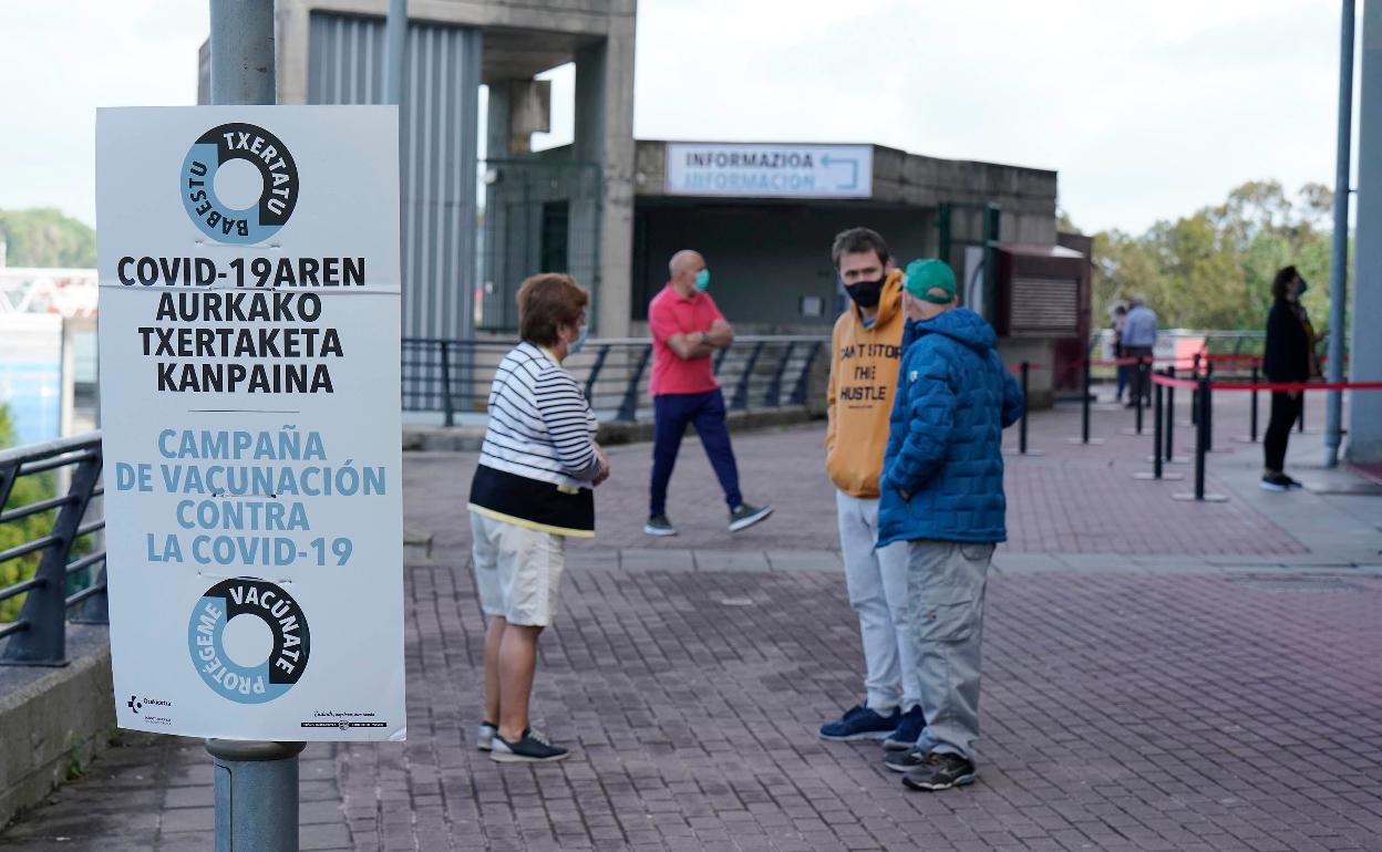 Se ha convertido en estampa habitual; vacunaciones en Illunbe. 