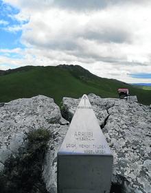 Imagen secundaria 2 - El contraste del blanco, azul, verde y gris es impresionante; Buzón de Ganboa de Amezketar mendizaleak y Buzón de Arrubi indicando la ubicación de Ganboa.