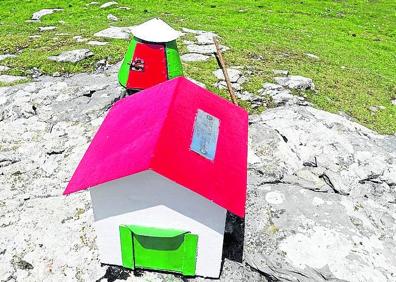 Imagen secundaria 1 - El contraste del blanco, azul, verde y gris es impresionante; Buzón de Ganboa de Amezketar mendizaleak y Buzón de Arrubi indicando la ubicación de Ganboa.