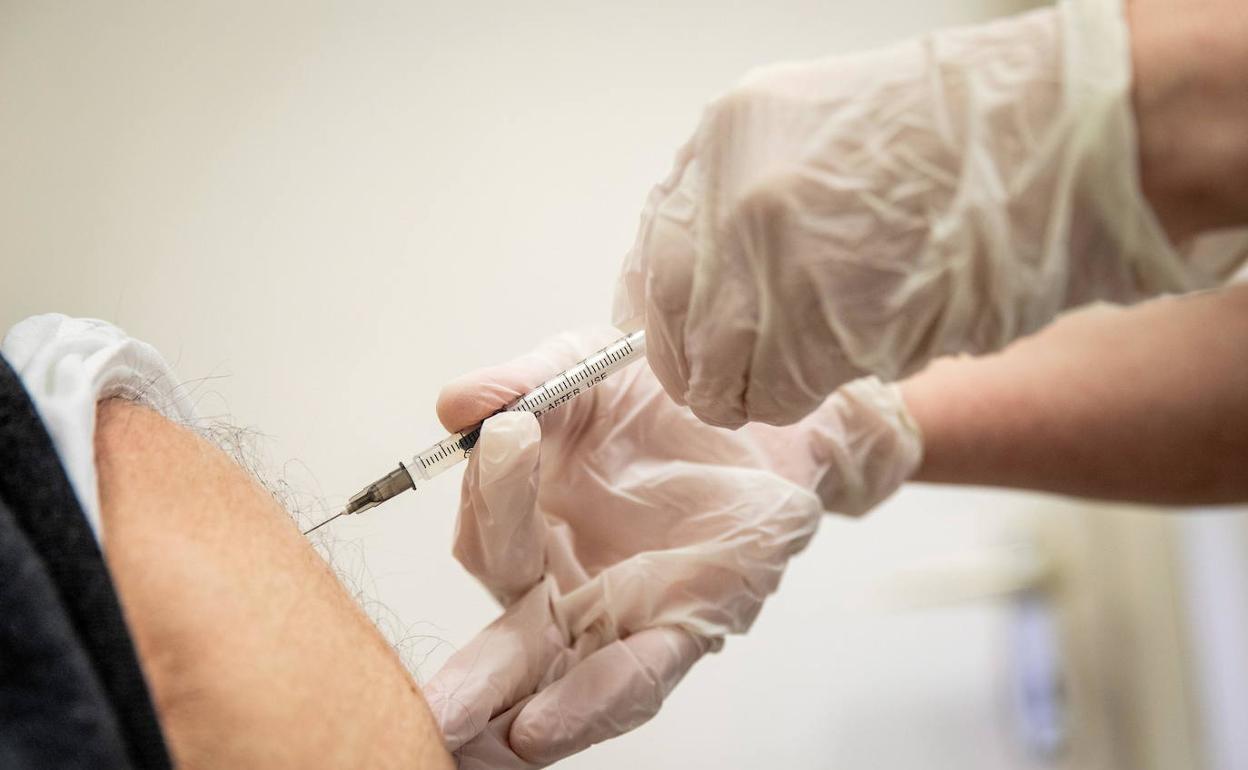 Vacunación Coronavirus: Los farmacéuticos vascos piden por escrito a Salud repetir con el mismo suero