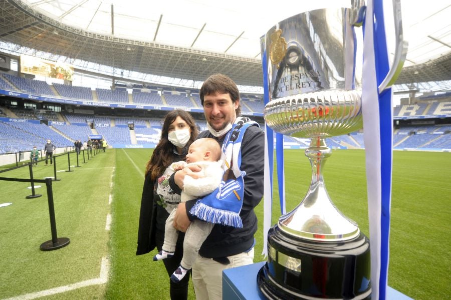 Centenares de aficionados la Real Sociedad tienen la oportunidad de fotografiarse con el trofeo de la Copa durante los póximos días en el Real Arena 