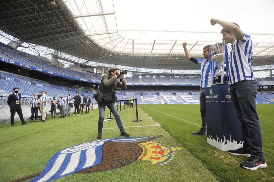 Centenares de aficionados la Real Sociedad tienen la oportunidad de fotografiarse con el trofeo de la Copa durante los póximos días en el Real Arena 