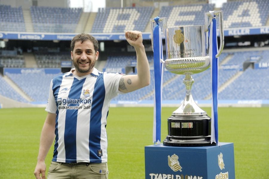 Centenares de aficionados la Real Sociedad tienen la oportunidad de fotografiarse con el trofeo de la Copa durante los póximos días en el Real Arena 