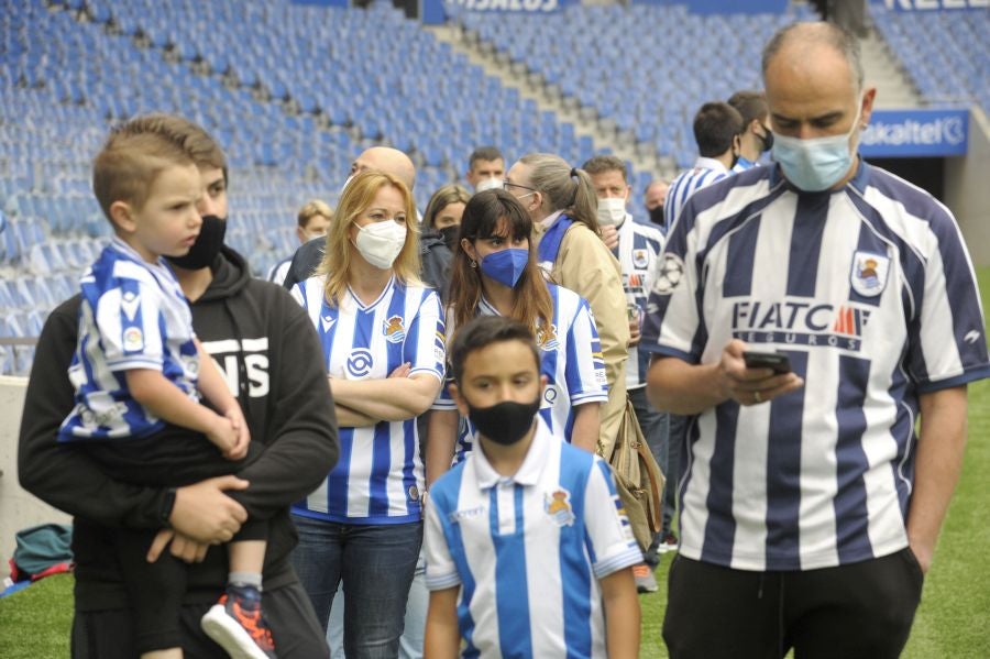 Centenares de aficionados la Real Sociedad tienen la oportunidad de fotografiarse con el trofeo de la Copa durante los póximos días en el Real Arena 