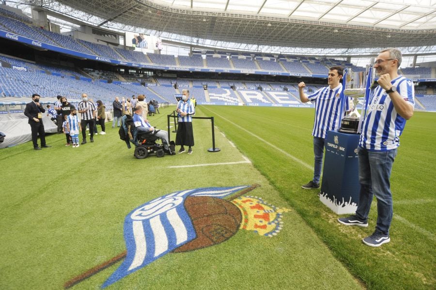 Centenares de aficionados la Real Sociedad tienen la oportunidad de fotografiarse con el trofeo de la Copa durante los póximos días en el Real Arena 