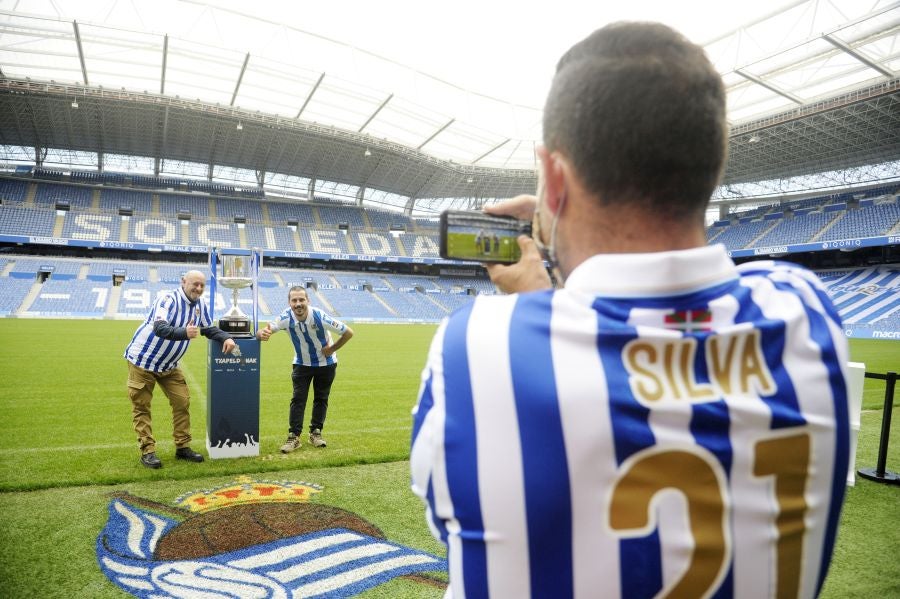 Centenares de aficionados la Real Sociedad tienen la oportunidad de fotografiarse con el trofeo de la Copa durante los póximos días en el Real Arena 