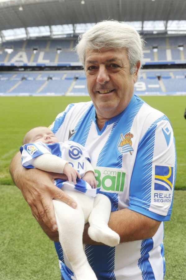 Centenares de aficionados la Real Sociedad tienen la oportunidad de fotografiarse con el trofeo de la Copa durante los póximos días en el Real Arena 