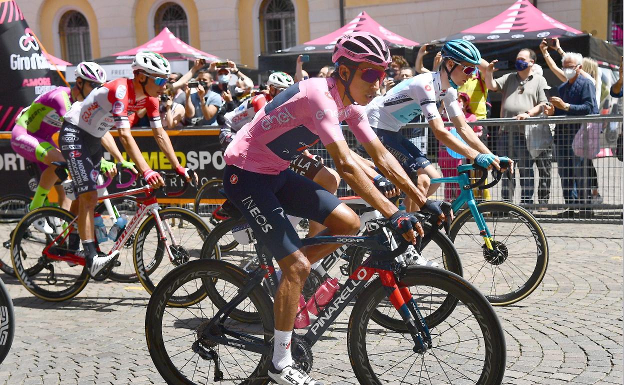El líder del Giro de Italia, Egan Bernal, llega a su terreno favorito, la alta montaña. 