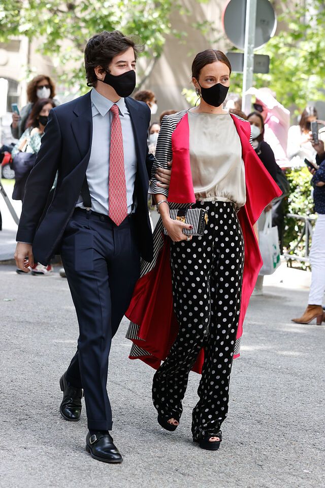 Este pasado 22 de mayo se celebró una de las bodas más esperadas del año en el madrileño Palacio de Liria. Carlos Fitz-James Stuart Solís y Belén Corsini se dieron el "sí quiero" acompañados de los familiares y amigos más íntimos. A pesar de las limitaciones de aforo y las medidas anti Covid, los asistentes lucieron algunas de las tendencias más tangibles de la temporada, con los estilismos coloridos como máximos exponentes. Estos fueron los looks más destacados que invadieron las redes. ¿Con cuál de ellos os quedáis?