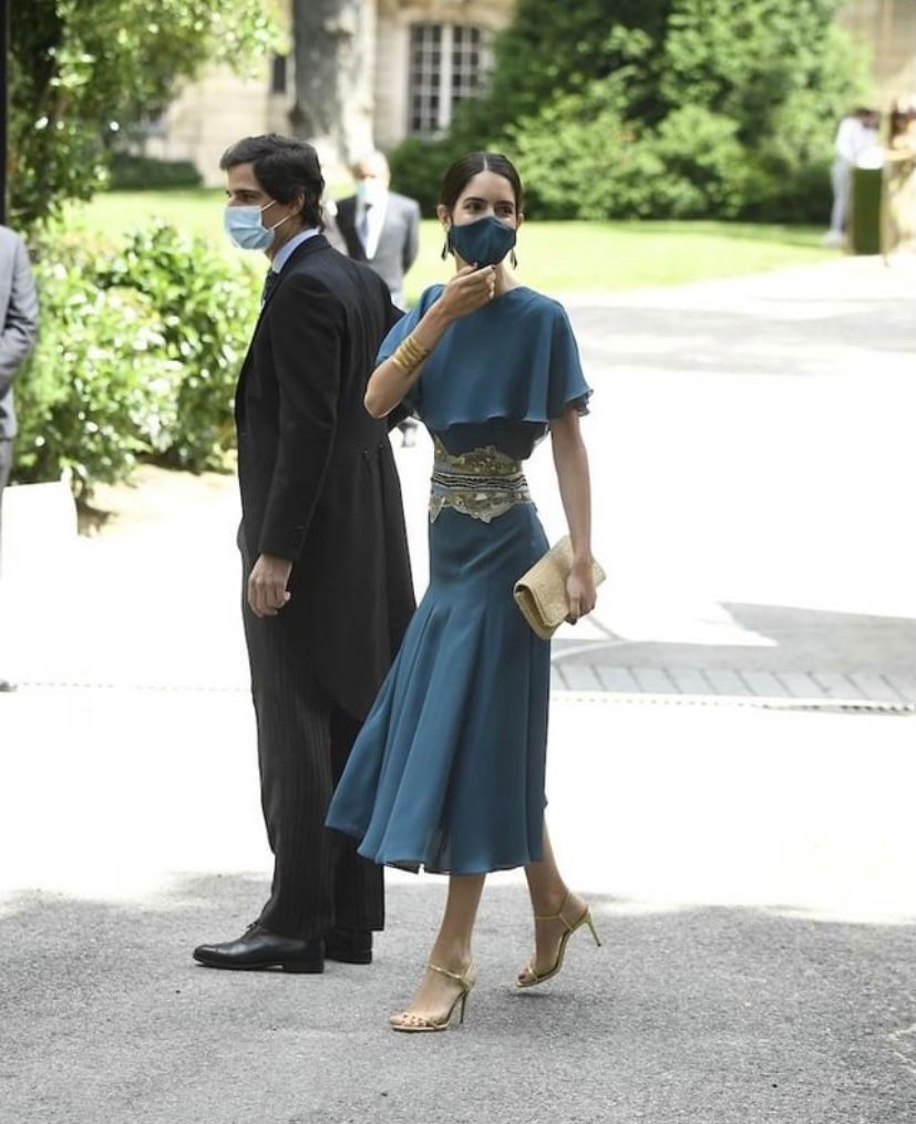 Este pasado 22 de mayo se celebró una de las bodas más esperadas del año en el madrileño Palacio de Liria. Carlos Fitz-James Stuart Solís y Belén Corsini se dieron el "sí quiero" acompañados de los familiares y amigos más íntimos. A pesar de las limitaciones de aforo y las medidas anti Covid, los asistentes lucieron algunas de las tendencias más tangibles de la temporada, con los estilismos coloridos como máximos exponentes. Estos fueron los looks más destacados que invadieron las redes. ¿Con cuál de ellos os quedáis?