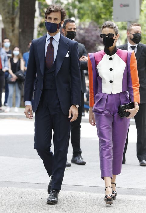 Ayer 22 de mayo se celebró la boda del año en el madrileño Palacio de Liria. Carlos Fitz-James Stuart Solís y Belén Corsini se dieron el sí quiero durante la mañana acompañados de los familiares y amigos más íntimos de ambos. Estos son los mejores looks de los invitados que asistieron a la boda. ¿Con cual de ellos os quedáis?