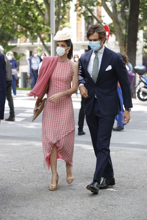 Este pasado 22 de mayo se celebró una de las bodas más esperadas del año en el madrileño Palacio de Liria. Carlos Fitz-James Stuart Solís y Belén Corsini se dieron el "sí quiero" acompañados de los familiares y amigos más íntimos. A pesar de las limitaciones de aforo y las medidas anti Covid, los asistentes lucieron algunas de las tendencias más tangibles de la temporada, con los estilismos coloridos como máximos exponentes. Estos fueron los looks más destacados que invadieron las redes. ¿Con cuál de ellos os quedáis?