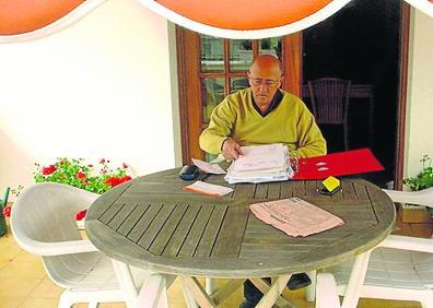 Imagen secundaria 1 - Arriba, en la terraza del Ayuntamiento de San Sebastián, con el ciclista italiano Gianni Bugno. Abajo, a la izquierda, Santi, con papeles del trabajo en la terraza de su casa en Donostia. A la derecha, en medio de la nieve, en un viaje de trabajo de Santi en Finlandia. 