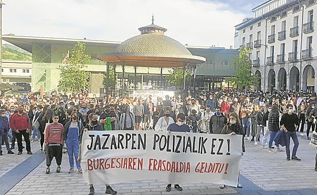 Un momento de la concentración llevada a cabo este domingo por la tarde en la plaza azpeitiarra para protestar contra la actuación policial.