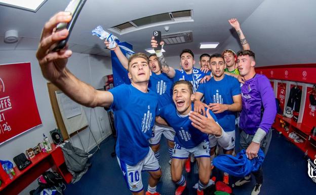 Imagen principal - Los jugadores del Sanse festejan con champán el ascenso logrado.