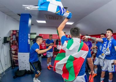 Imagen secundaria 1 - Los jugadores del Sanse festejan con champán el ascenso logrado.