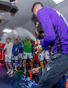 Imagen secundaria 2 - Los jugadores del Sanse festejan con champán el ascenso logrado.