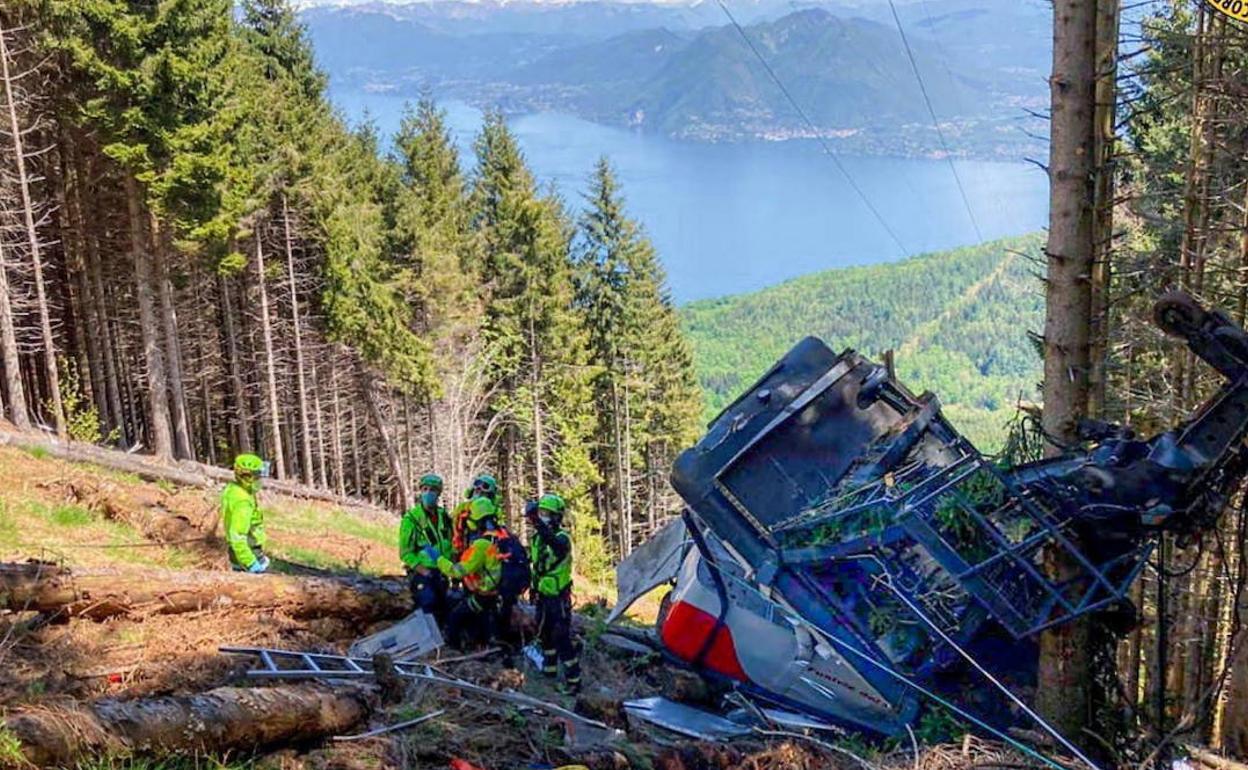 La cabina accidentada del teleférico en el norte de Italia. 