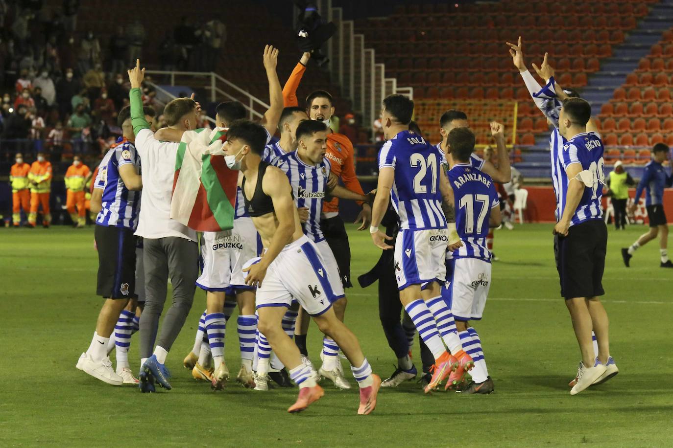 De Figueras a Almendralejo. Sesenta años no son nada. El Sanse consiguió ayer un nuevo ascenso a Segunda División en un partido agónico que tuvo que resolverse en la prórroga. El Algeciras no solo vendió cara la derrota, sino que cortocircuitó el ataque del filial blanquiazul durante muchas fases. Un tanto de Karrikaburu, este chaval está bendecido por los dioses del fútbol, materializó el sueño del segundo equipo realista y confirmó definitivamente a Zubieta como la mejor cantera del momento