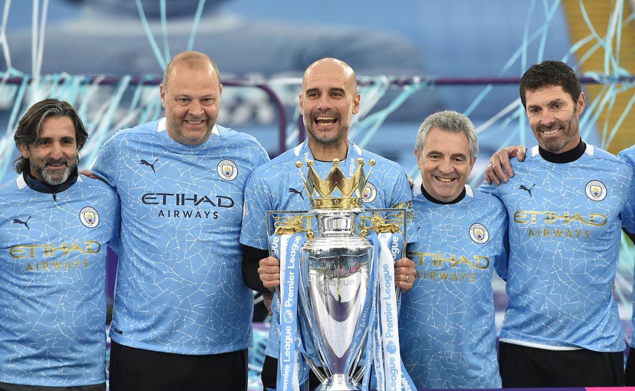 Juanma Lillo y Xabier Mancisidor, a la izquierda de Pep Guardiola, en la celebración del título liguero del Manchester City. 