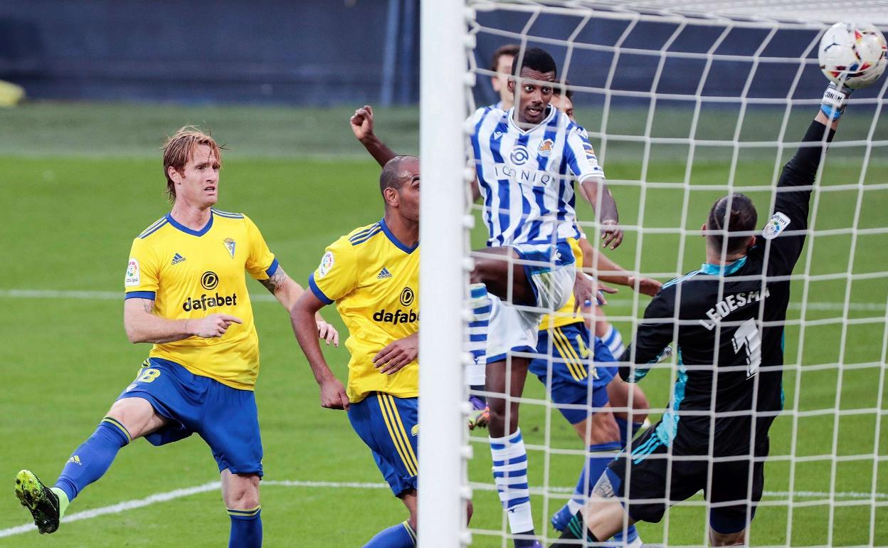 Este gol de Isak en Cádiz cerró un gran arranque de Liga en el que solo el Atlético aguantó el ritmo de la Real en las diez primeras jornadas. 