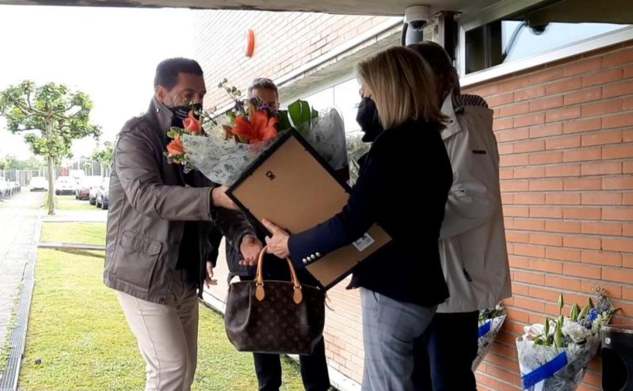 La viuda de Luis Hortelano, Marian Vega, recibe un ramo de flores y un poema en memoria de su marido y de los dos policías nacionales que fueron asesinados en el mismo atentado.