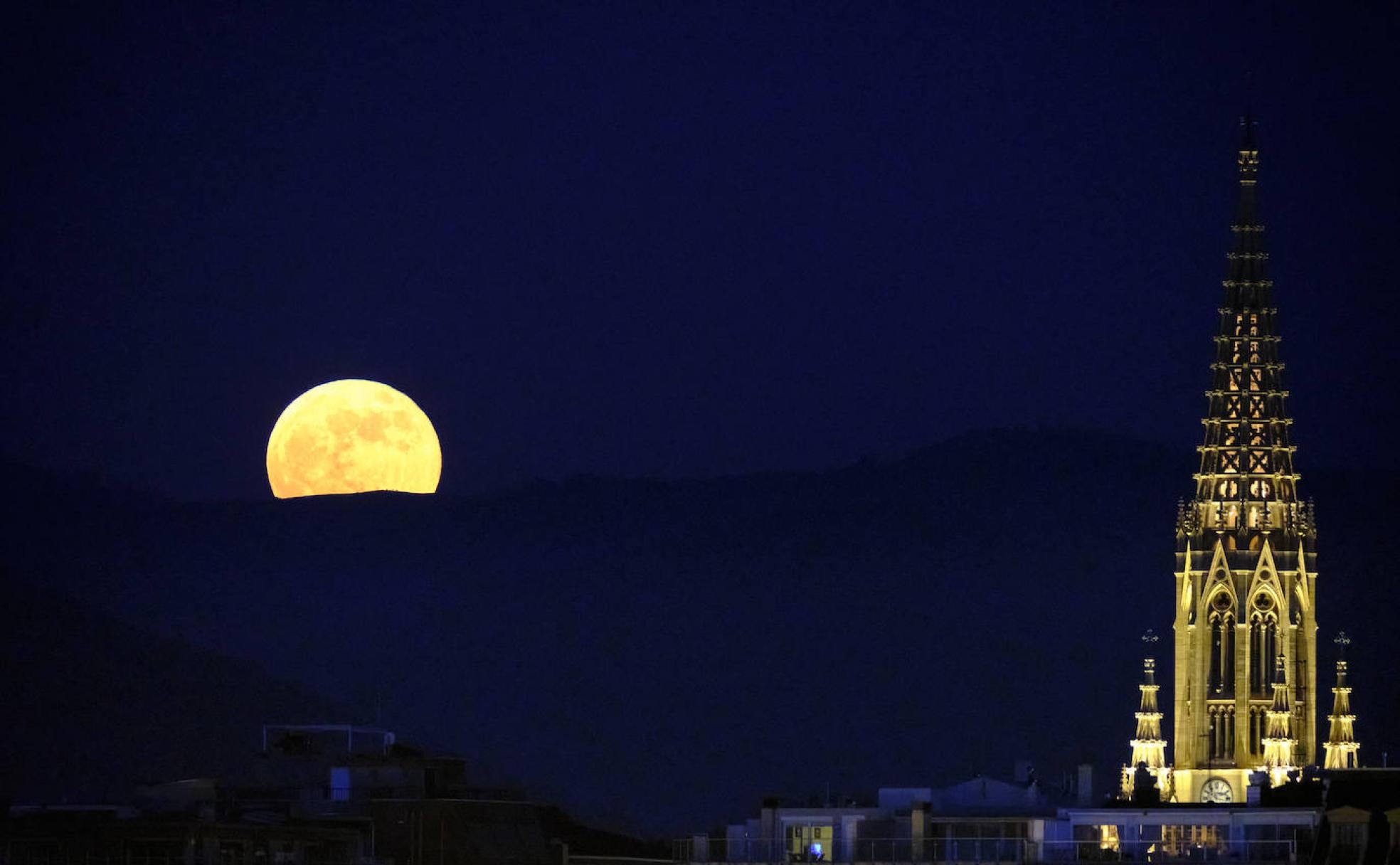 La torre de la catedral del Buen Pastor, en Donostia, testigo de la superluna.Usoz