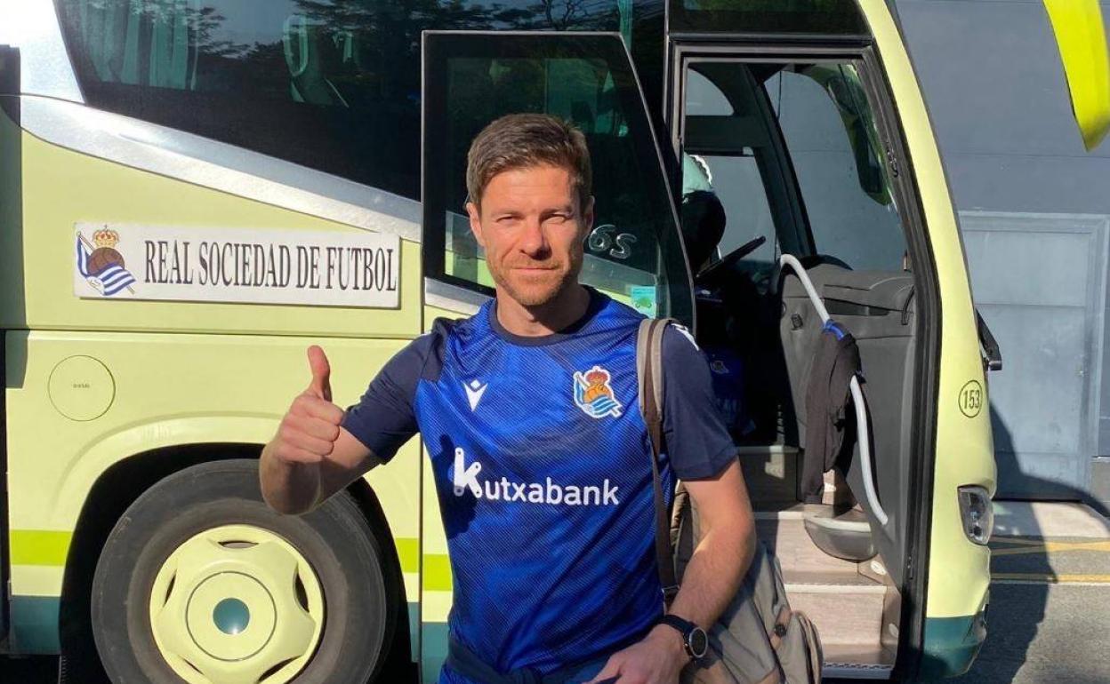 Xabi Alonso al bajar del autobús. 