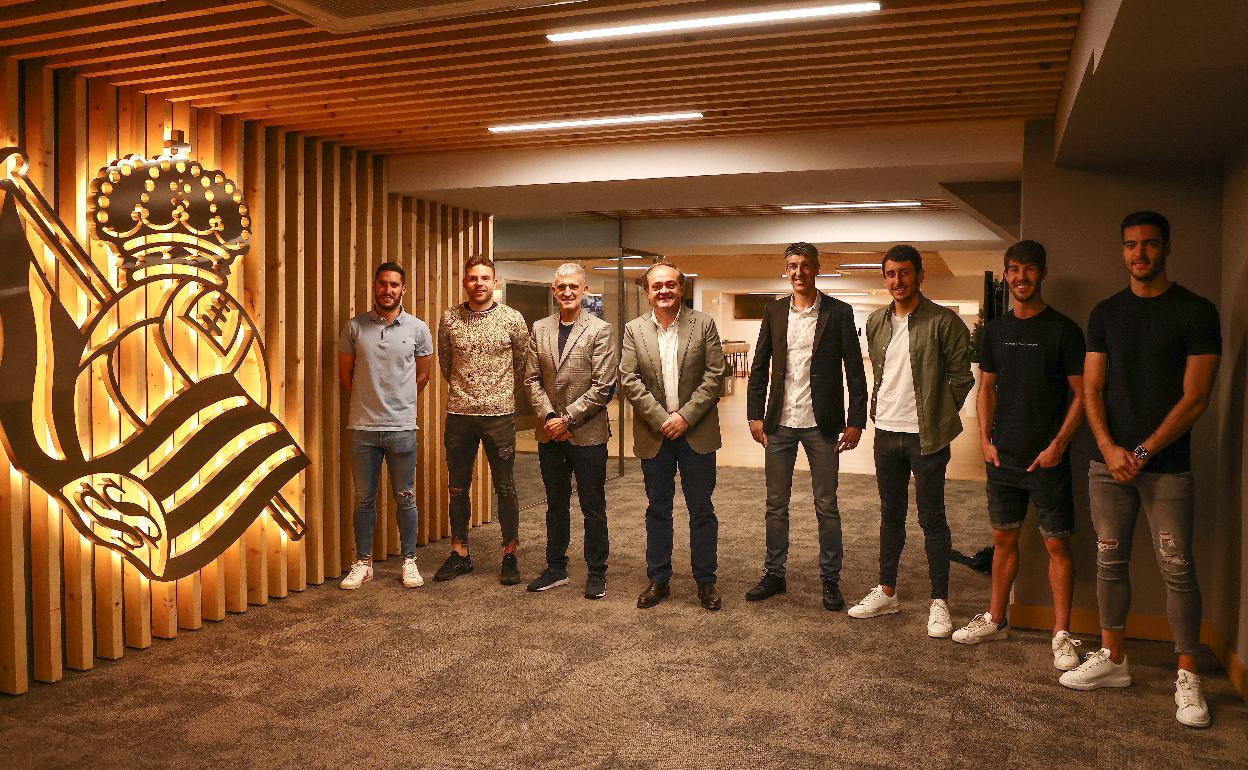 Olabe, Aperribay e Imanol, con los cinco capitanes de la primera plantilla.