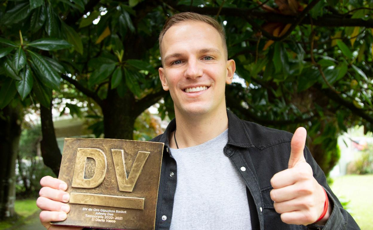 Johnny Dee posa feliz con el trofeo que le acredita ganador del DV de Oro en las instalaciones de EL DIARIO VASCO. 