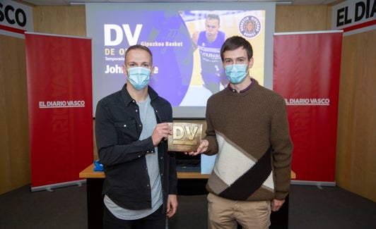 Beñat Arnaiz entrega el trofeo a Johnny Dee. 