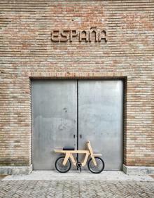 Imagen secundaria 2 - Raquel Ares e Iñaki Albistur, del estudio donostiarra Arquimaña, difunden en la web cómo montar su bici, fotografiada en Venecia a la entrada del pabellón. El donostiarra Jon Aguirre Such, a la izquierda, con sus compañeros.