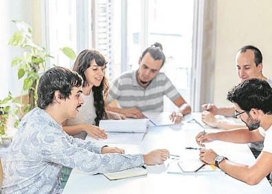 Imagen secundaria 1 - Raquel Ares e Iñaki Albistur, del estudio donostiarra Arquimaña, difunden en la web cómo montar su bici, fotografiada en Venecia a la entrada del pabellón. El donostiarra Jon Aguirre Such, a la izquierda, con sus compañeros.