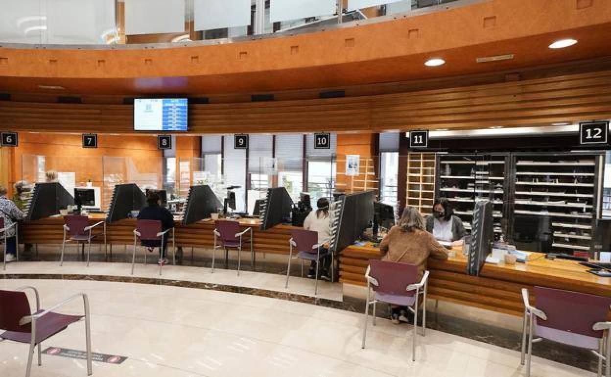 Contribuyentes realizan la declaración de la Renta atendidos por los técnicos de Hacienda, en la sede central de Errotaburu. 