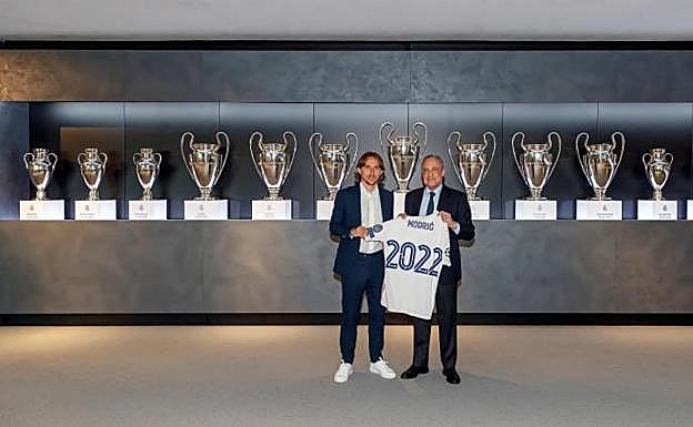 Luka Modric, firmando su renovación. 